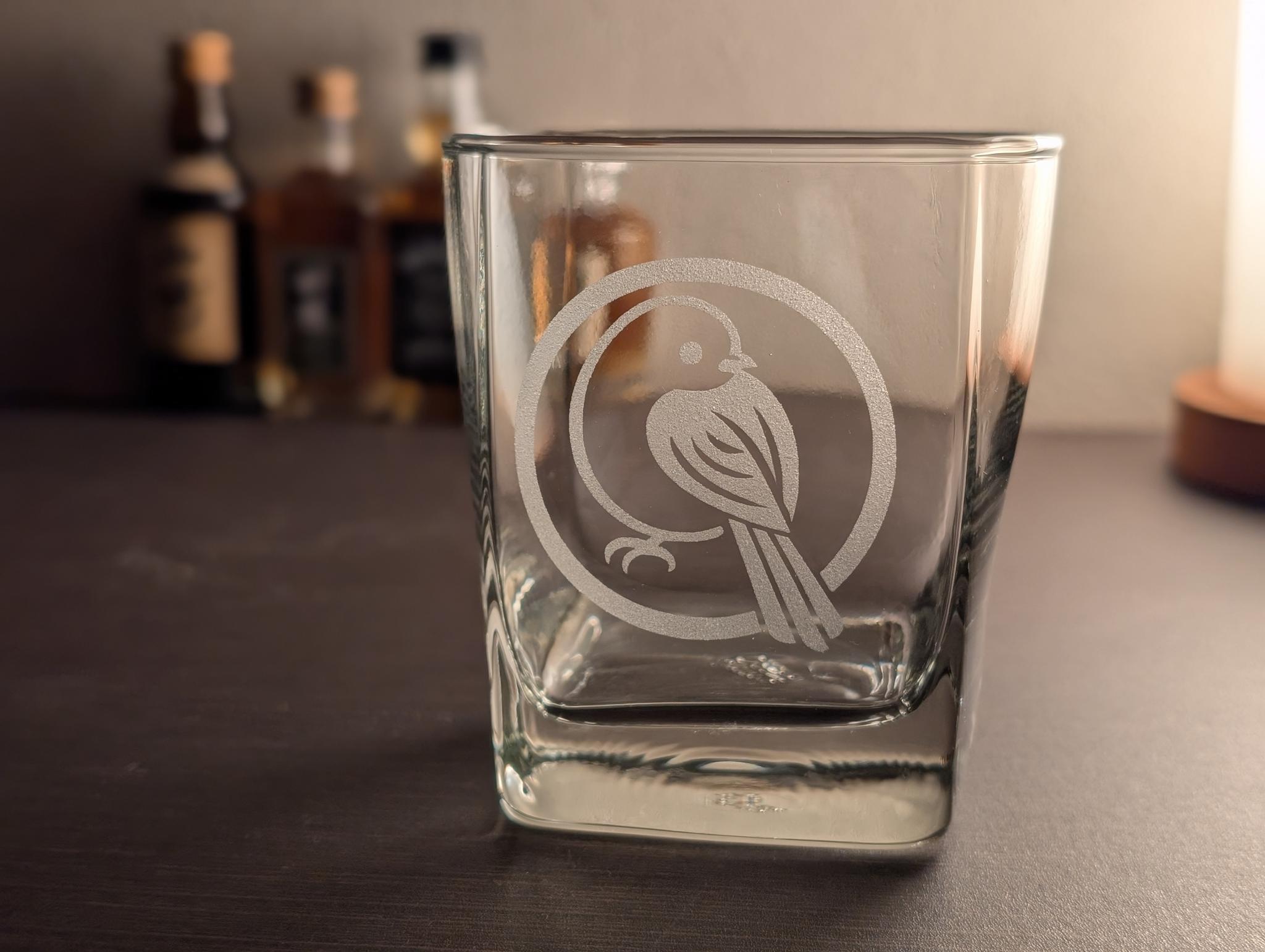 丸に振り向きシマエナガ　家紋風グラス | 1枚目