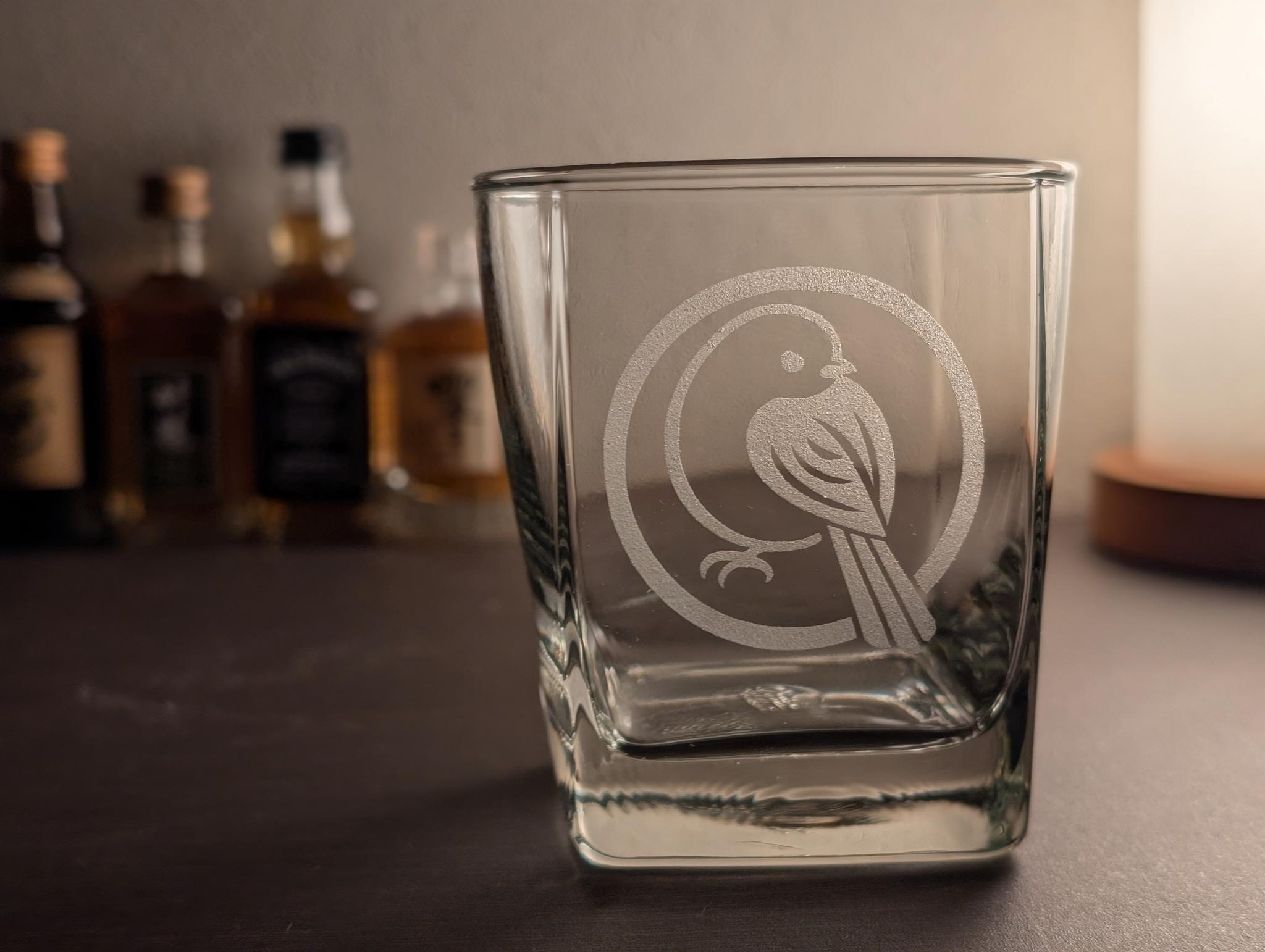 丸に振り向きキリリシマエナガ　家紋風グラス1枚目の画像