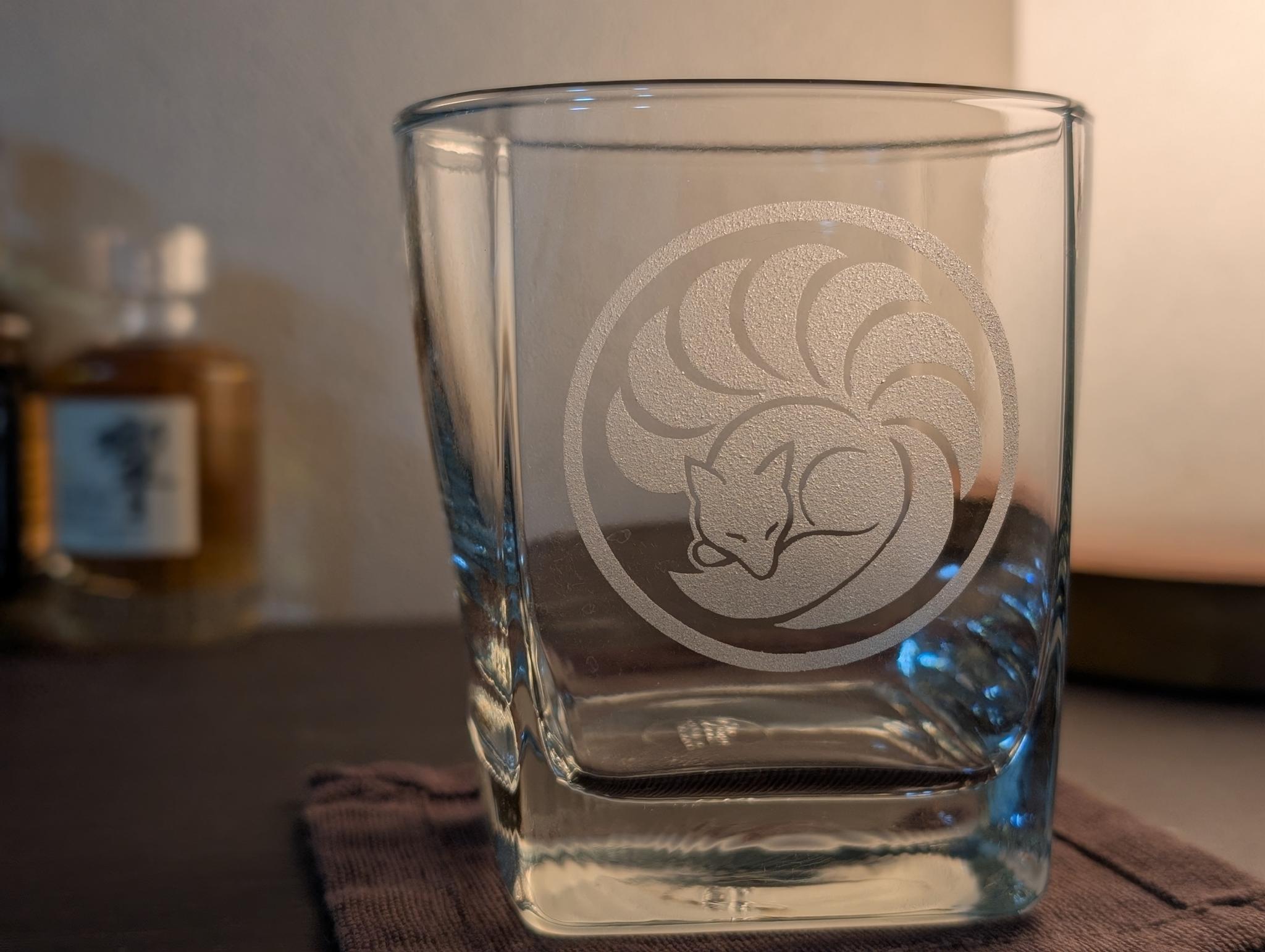 丸に眠り九尾狐　家紋風和グラス1枚目の画像