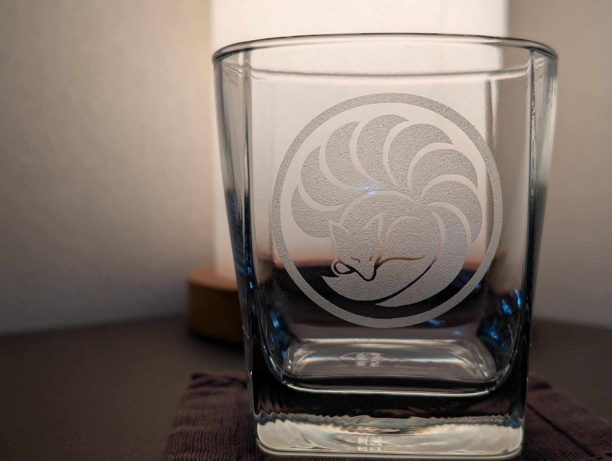 丸に眠り九尾狐　家紋風和グラス | 2枚目